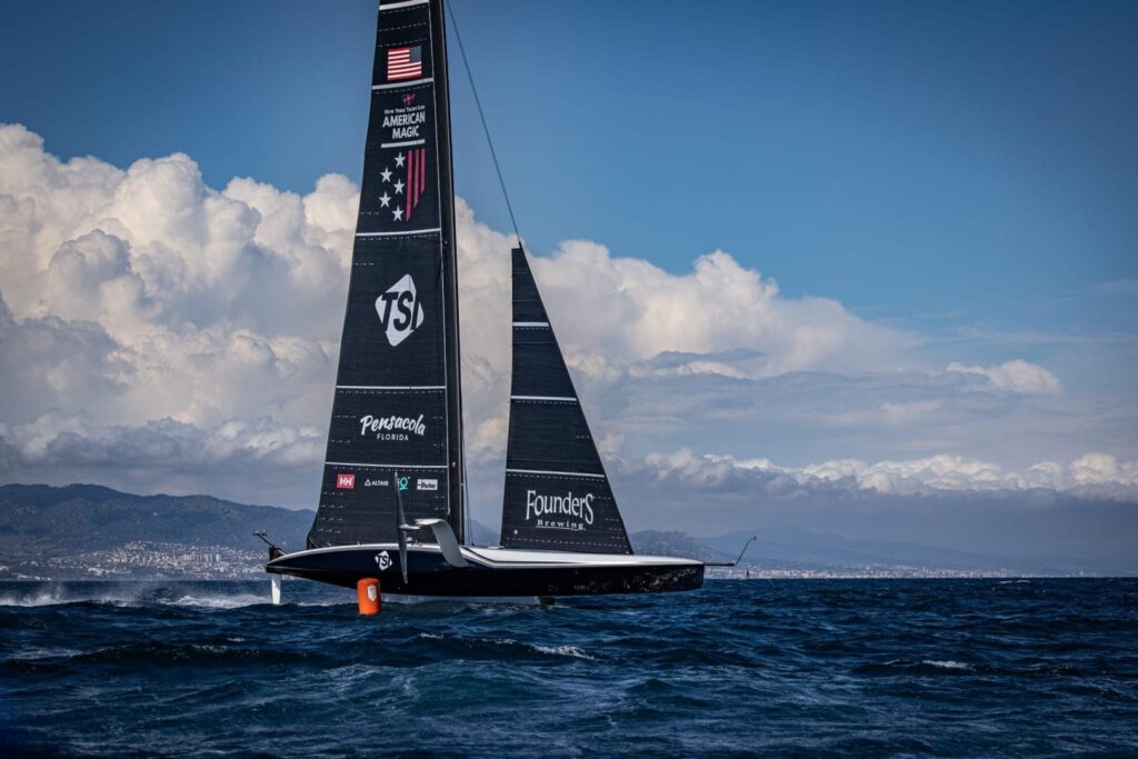 Black Racing boat - G AM PATRIOT BCN Cloud Waves AIL